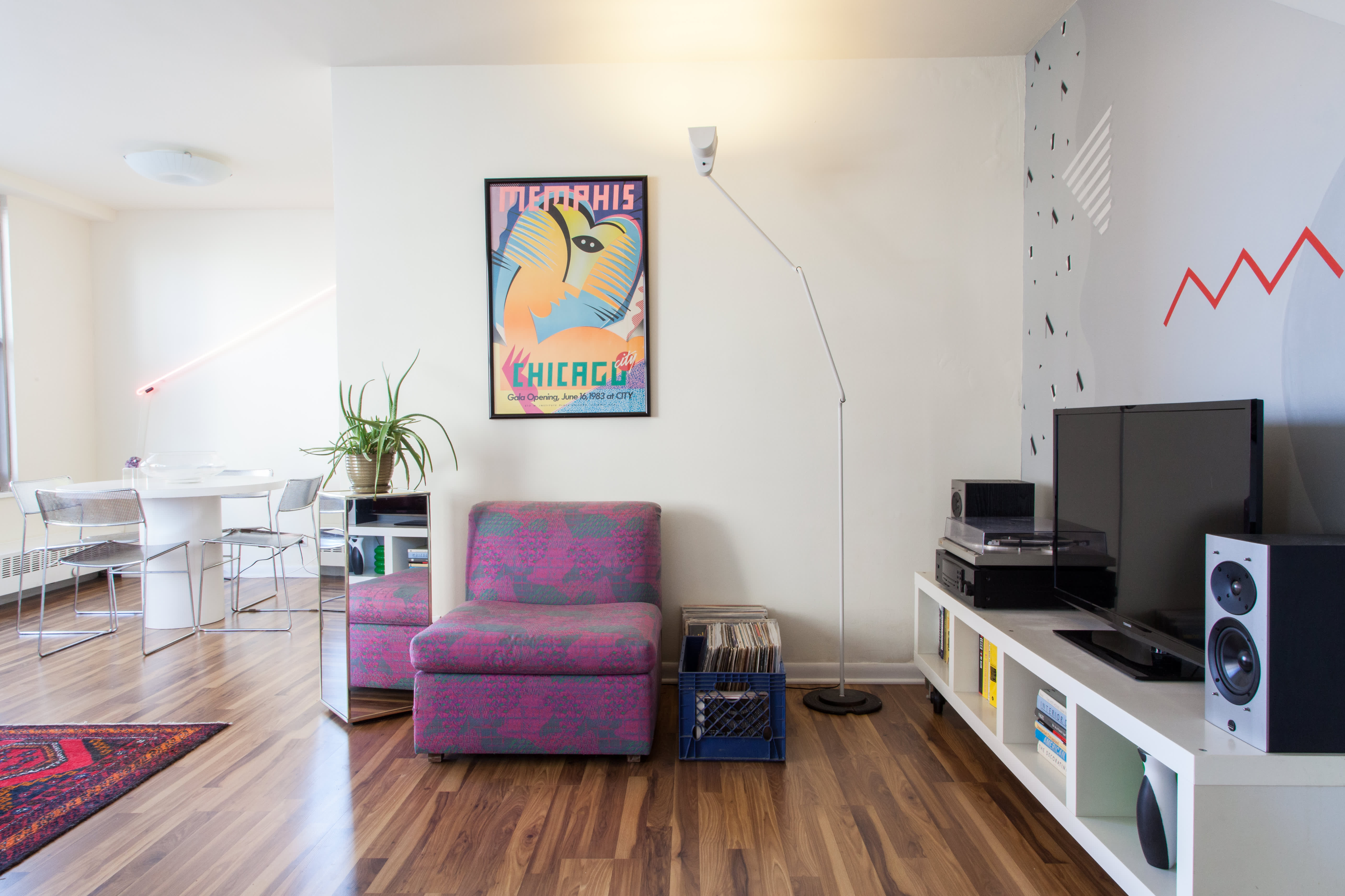 House Tour A 80sThemed Chicago Apartment Apartment Therapy
